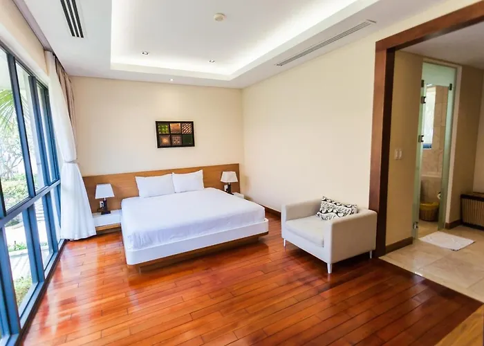 Deluxe Ocean Villa Along The Beach